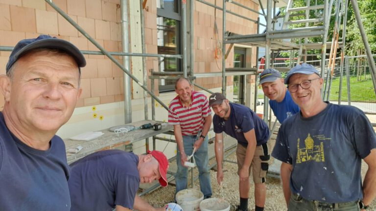 Arbeitseinsätze beim Hallenbau