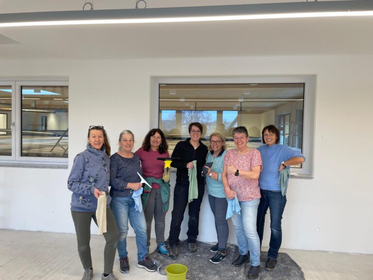 Fenster-Putzaktion der Frauengemeinschaft